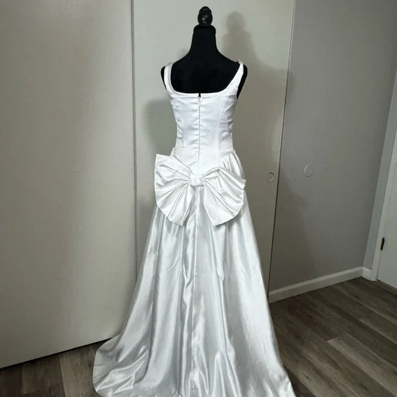 Elegant White Satin Gown - Picture 4 of 6